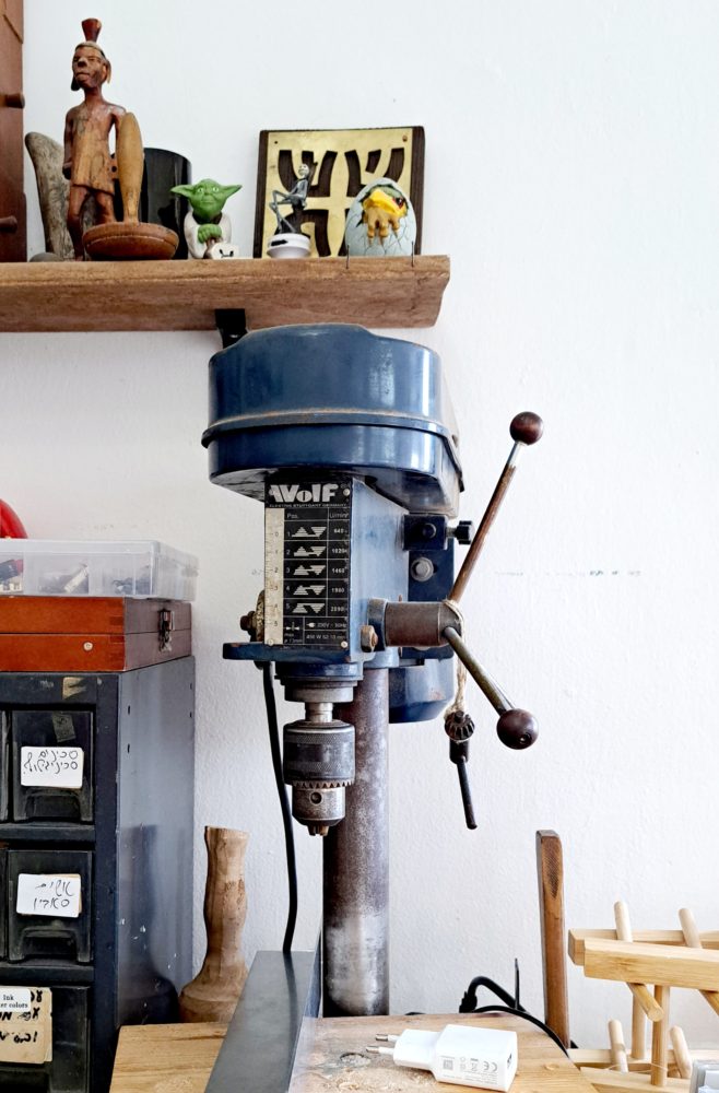 המקדחה של סבא צבי במרחב העבודה- בבית ובסטודיו של אמן ההדפס ליאב שופן. (צילום: רחלי אורבך)