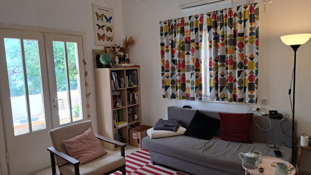 חדר המגורים - בבית ובסטודיו של אמן ההדפס ליאב שופן. (צילום: רחלי אורבך)