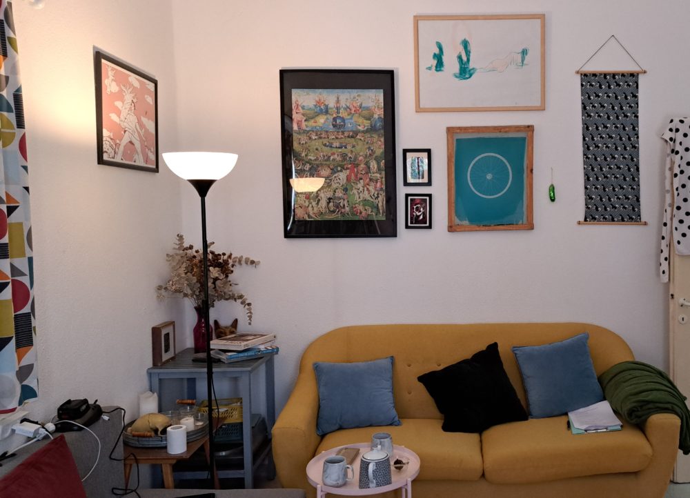 פינה בחדר המגורים- בבית ובסטודיו של אמן ההדפס ליאב שופן. (צילום: רחלי אורבך)