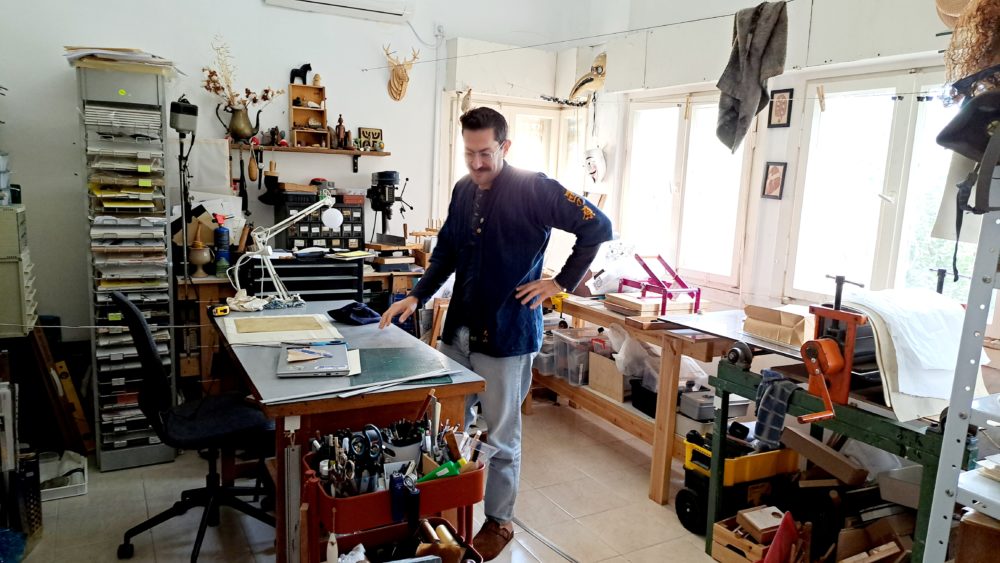 ליאב במרחב חלל העבודה- בבית ובסטודיו של אמן ההדפס ליאב שופן. (צילום: רחלי אורבך)