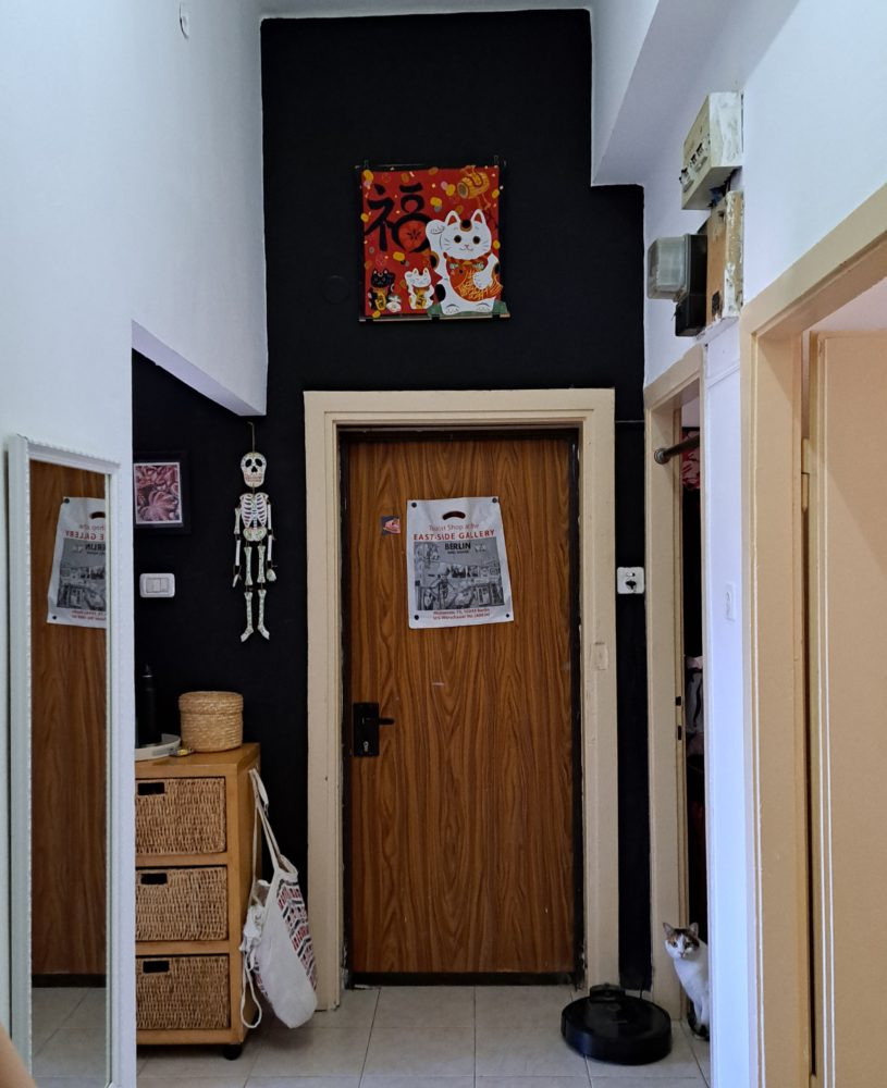 הקיר השחור והדרמטי שבכניסה-בבית ובסטודיו של אמן ההדפס ליאב שופן. (צילום: רחלי אורבך)
