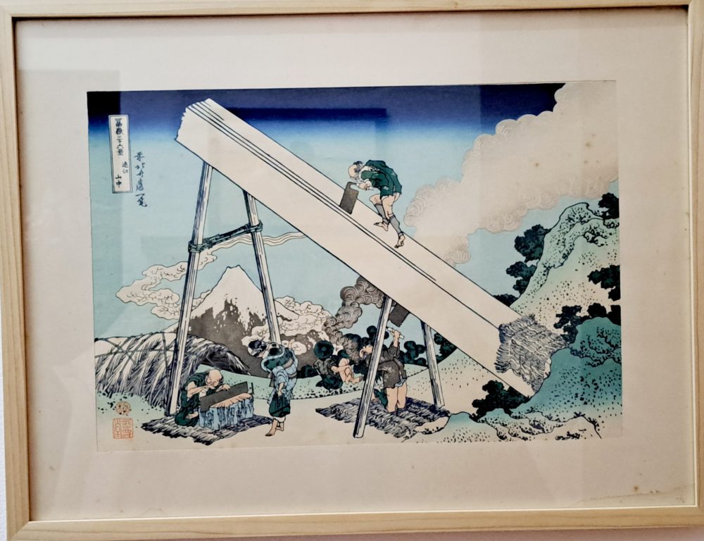 עבודות יפניות ישנות המתארות בעלי מלאכה ביפן-וברקע הר הפוג'י-בבית ובסטודיו של אמן ההדפס ליאב שופן. (צילום: רחלי אורבך)