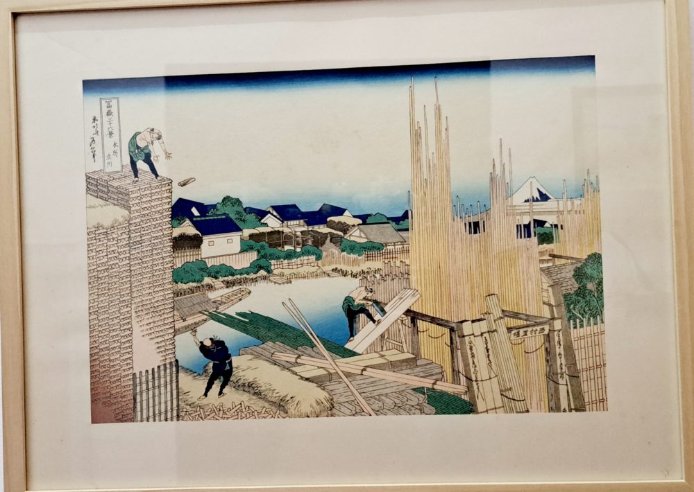 עבודות יפניות ישנות המתארות בעלי מלאכה ביפן-בנאים-בבית ובסטודיו של אמן ההדפס ליאב שופן. (צילום: רחלי אורבך)