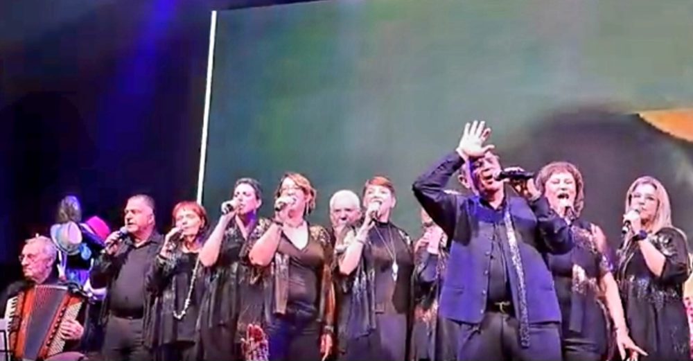 חלק משירת השאנסון "שירו שיר" - "להקת שילובים", במופע "אהבה צרפתית"- מועדון זאפה חיפה (צילום: רחלי אורבך)