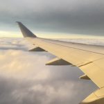 כנף מטוס במהלך טיסה מעל עננים (צילום: ירון כרמי)