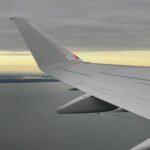 כנף מטוס במהלך טיסה מעל הים (צילום: ירון כרמי)