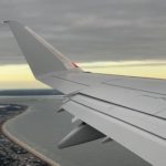 כנף מטוס במהלך טיסה מעל הים (צילום: ירון כרמי)