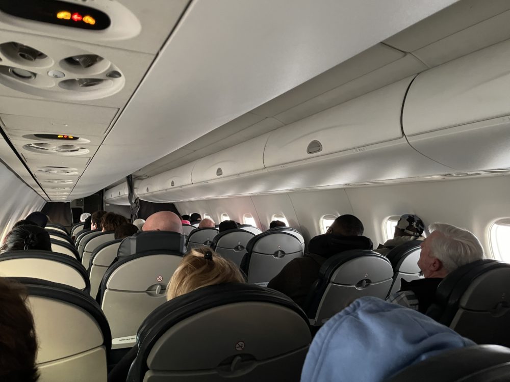 נוסעים במהלך טיסה - מטוס נוסעים (צילום: ירון כרמי)