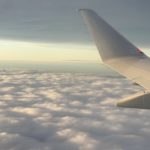 כנף מטוס במהלך טיסה מעל עננים (צילום: ירון כרמי)