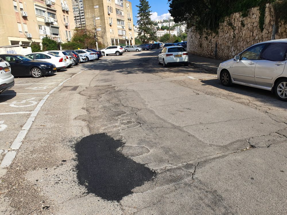 תיקון שטחי של הכביש ברחוב מרסיי (צילום: חנן מרקוביץ)