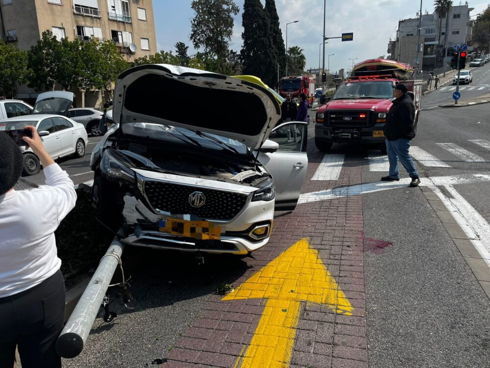 מספר פצועים בתאונת דרכים במעורבות 3 כלי רכב והולך רגל במפגש הרחובות הגיבורים ויד לבנים חיפה (צילום: כבאות והצלה)