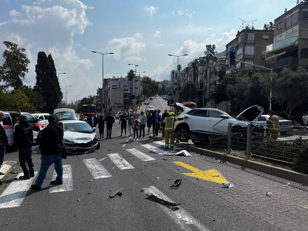 מספר פצועים בתאונת דרכים במעורבות 3 כלי רכב והולך רגל במפגש הרחובות הגיבורים ויד לבנים חיפה (צילום: כבאות והצלה)