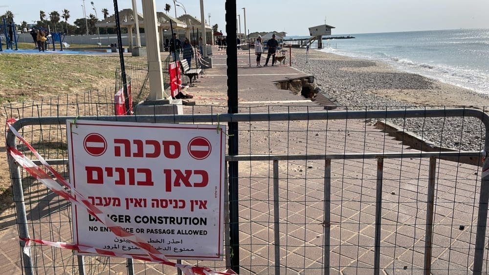 הרס טיילת החוף לאחר הסופה ברברה – פברואר 2023 – חוף דדו בחיפה (צילום: ירון כרמי)
