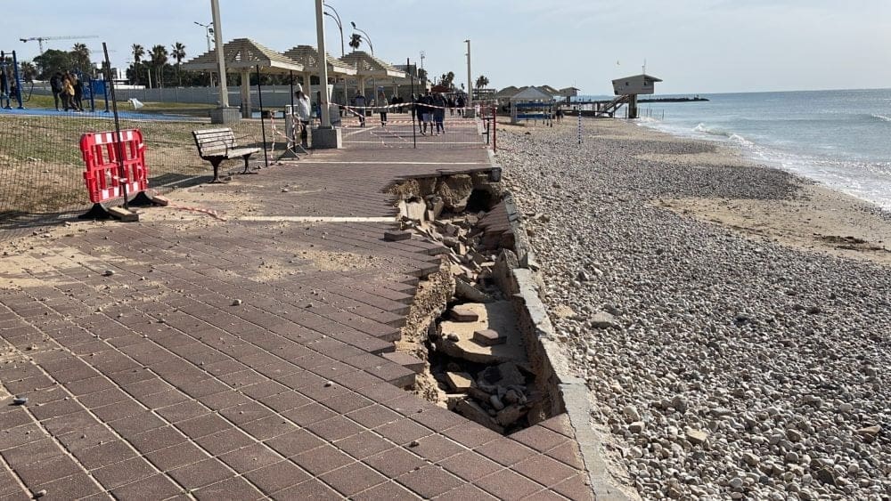 הרס טיילת החוף לאחר הסופה ברברה – פברואר 2023 – חוף דדו בחיפה (צילום: ירון כרמי)