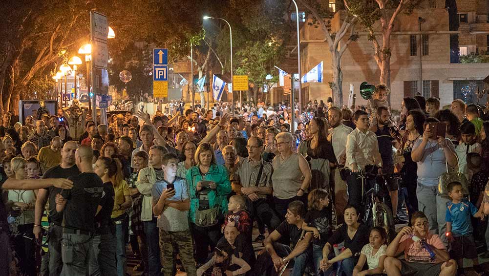 חיפה • קהל אלפים במופע הזיקוקים - יום העצמאות (צילום - ירון כרמי)
