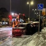 רכב עלה באד ברחוב טשרניחובסקי בחיפה (צילום: חי פה בשטח)
