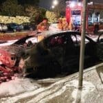 רכב עלה באש ברחוב טשרניחובסקי בחיפה (צילום: חי פה בשטח)
