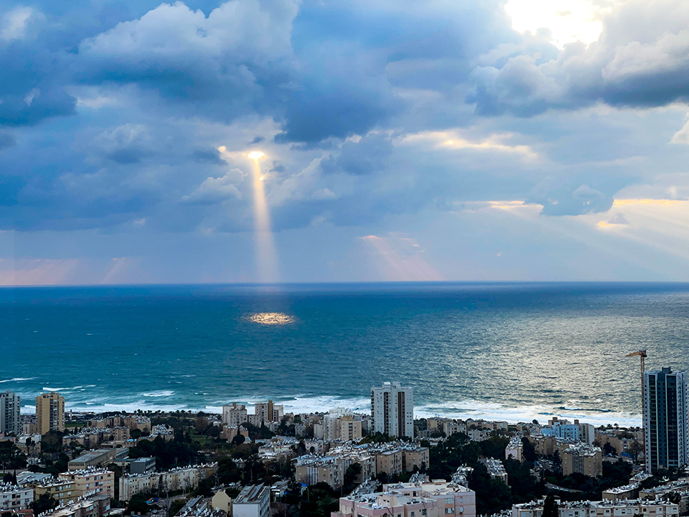 תמונת היום בחיפה - אלוהים מחפש מישהו בים (צילום: ירון כרמי)