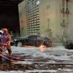 כבאים מכבים רכבים שעלו באש ברחוב טשרניחובסקי בחיפה (צילום: חי פה בשטח)