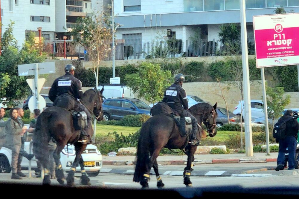 פרשי משטרה באזור אצטדיון סמי עופר בחיפה - התפרעויות האוהדים (צילום: יוסף הירש)