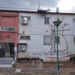 חור נפער בתקרת בית בעקבות הסערה (צילום: כבאות והצלה)