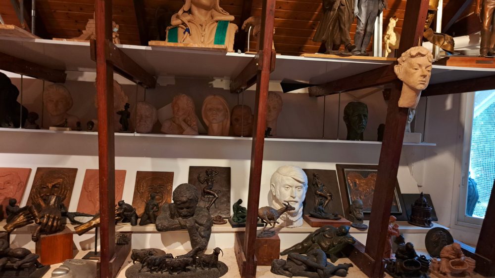 מדפי פסלים וזיכרונות- בביתו ובסטודיו של פסל הברונזה הבינלאומי אלכס פלקוביץ (צילום: רחלי אורבך)