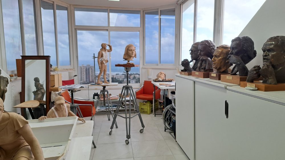 פריטי פיסול וחלק מהנוף בסדנא- בסטודיו של פסל הברונזה הבינלאומי אלכס פלקוביץ (צילום: רחלי אורבך)