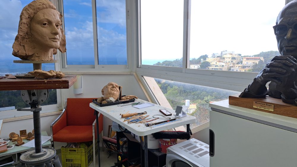 מבט אל שולחן העבודה בסדנא- בסטודיו של פסל הברונזה הבינלאומי אלכס פלקוביץ (צילום: רחלי אורבך)