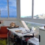 מבט אל שולחן העבודה בסדנא- בסטודיו של פסל הברונזה הבינלאומי אלכס פלקוביץ (צילום: רחלי אורבך)