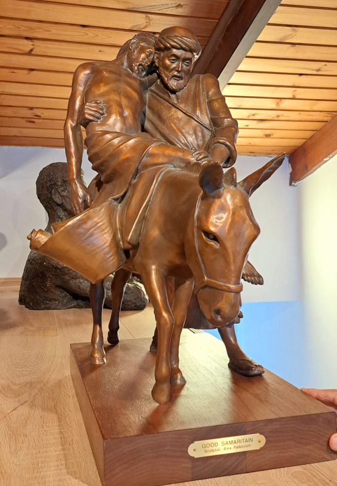 דגם הפסל "השומרוני הטוב"- בביתו ובסטודיו של פסל הברונזה הבינלאומי אלכס פלקוביץ (צילום: רחלי אורבך)