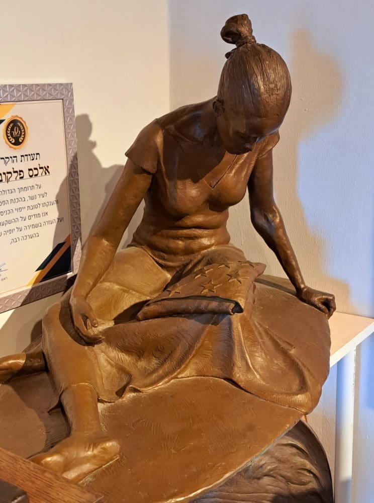 דגם "זיכרונות"- כל שנשאר הוא דגל – בביתו ובסטודיו של פסל הברונזה הבינלאומי אלכס פלקוביץ (צילום: רחלי אורבך)