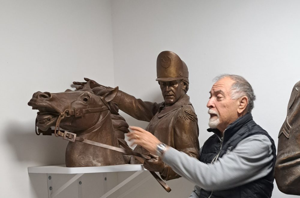 המנהיג וסוסו - בסטודיו של פסל הברונזה הבינלאומי אלכס פלקוביץ (צילום: רחלי אורבך)