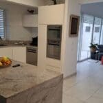 "אילו ידעתם איזה מאכלים יוצאים מכאן…"-בבית ובסטודיו של פסל הברונזה הבינלאומי אלכס פלקוביץ (צילום: רחלי אורבך)