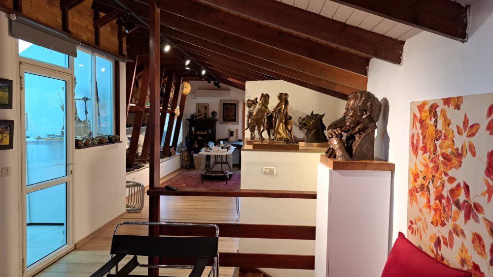 מבט אל הסטודיו- בביתו ובסטודיו של פסל הברונזה הבינלאומי אלכס פלקוביץ (צילום: רחלי אורבך)
