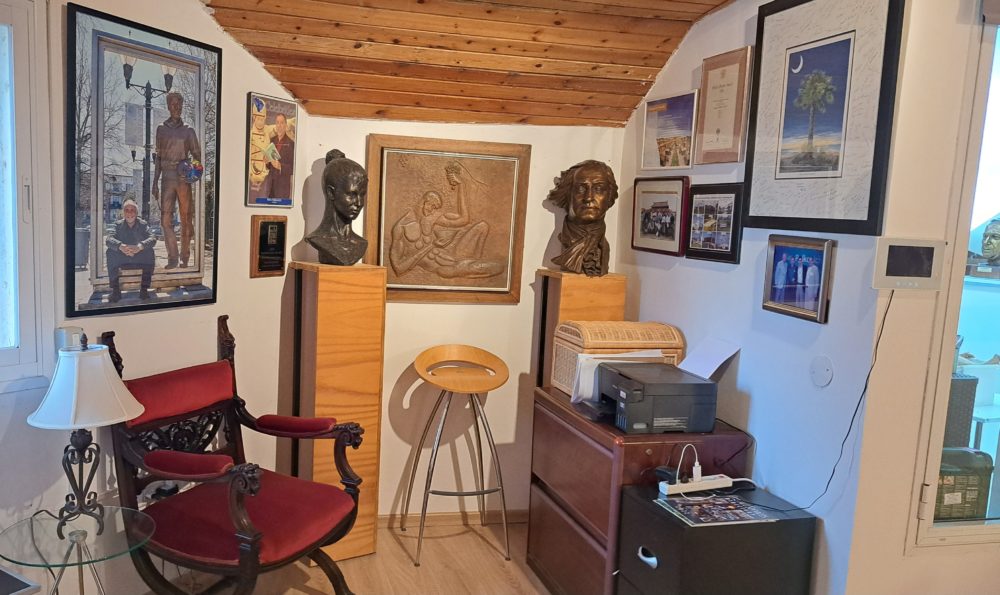 מבואת הסטודיו- בביתו ובסטודיו של פסל הברונזה הבינלאומי אלכס פלקוביץ (צילום: רחלי אורבך)