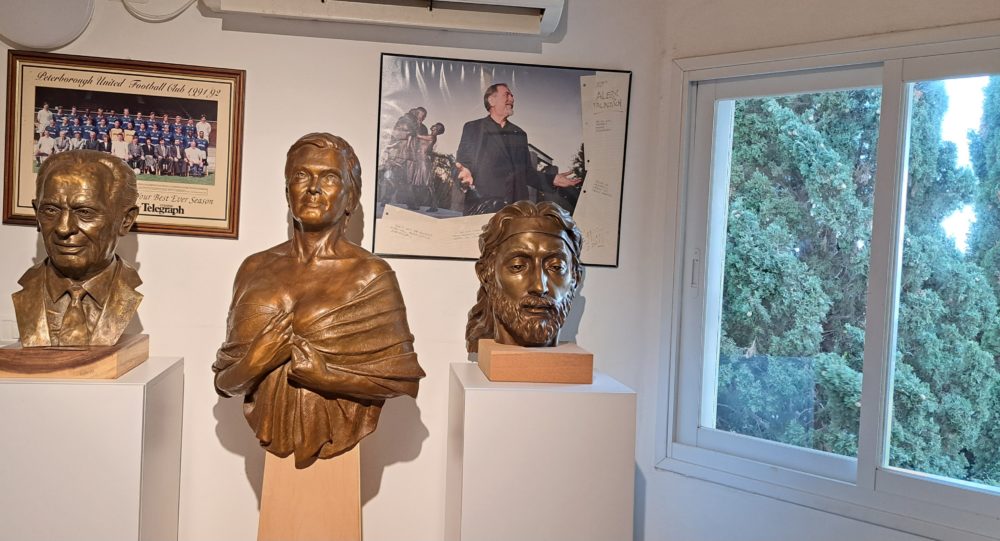פסלים וזיכרונות- בביתו ובסטודיו של פסל הברונזה הבינלאומי אלכס פלקוביץ (צילום: רחלי אורבך)