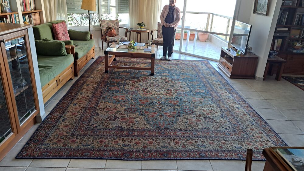 השטיח הפרסי אשר עלה מוינה ב 1930 - בבית פרופ' עליזה שנהר (צילום: רחלי אורבך)