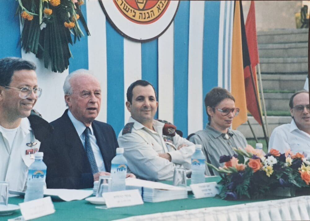 הענקת תארי מב"ט-1994- מאלבום בבית פרופ' עליזה שנהר (צילום: רחלי אורבך)