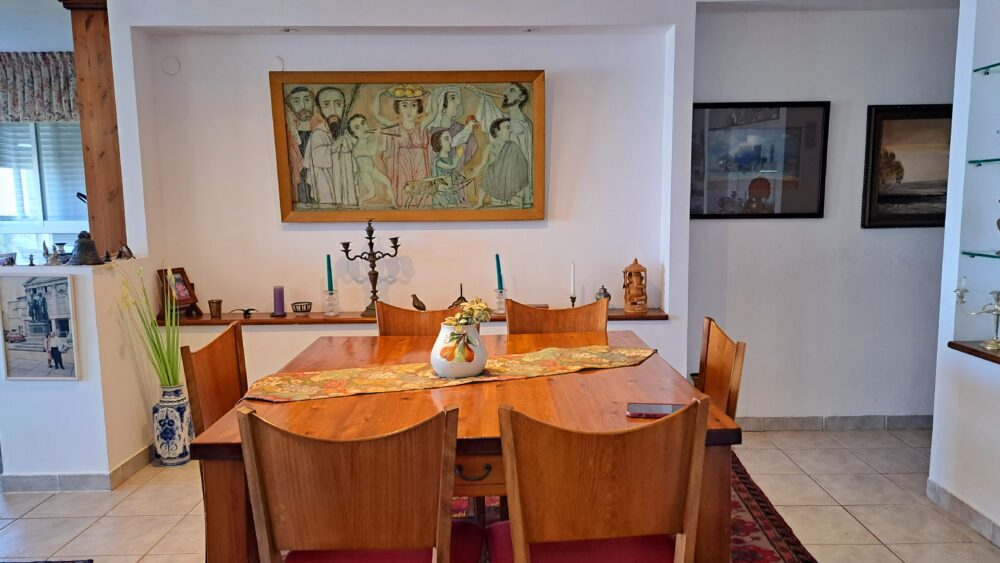פינת האירוח ושולחן האוכל - בבית פרופ' עליזה שנהר (צילום: רחלי אורבך)