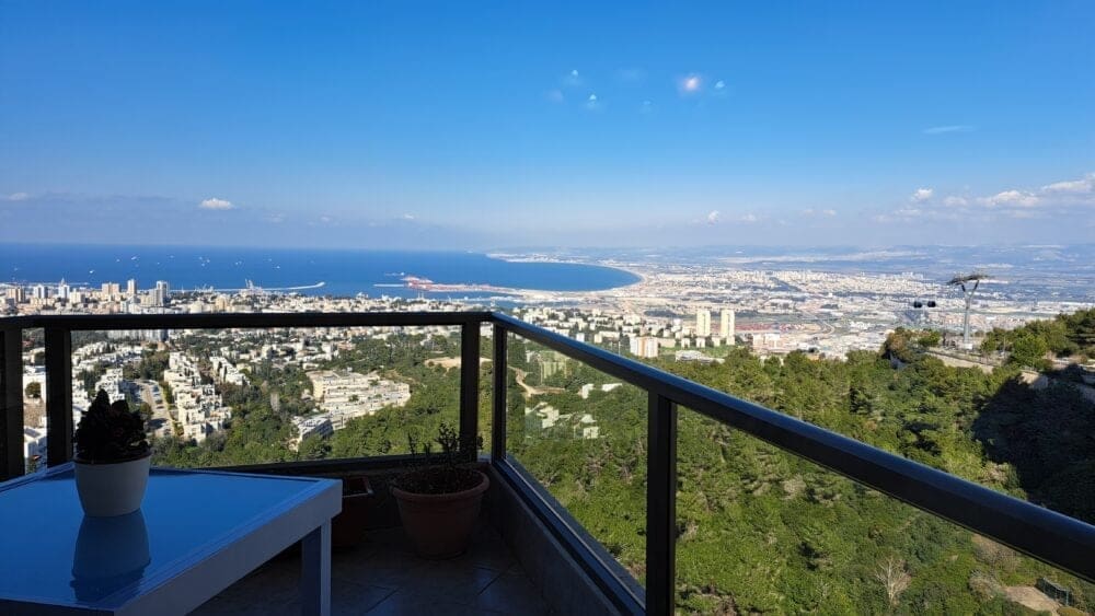 ממבואת דלת הבית-הנוף הפנורמי של מפרץ חיפה -בבית פרופ' עליזה שנהר (צילום: רחלי אורבך)