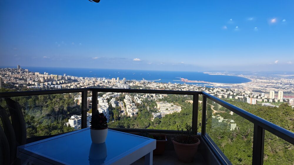 מרפסת הדירה וממנה מבט אל מפרץ חיפה -בבית פרופ' עליזה שנהר (צילום: רחלי אורבך)