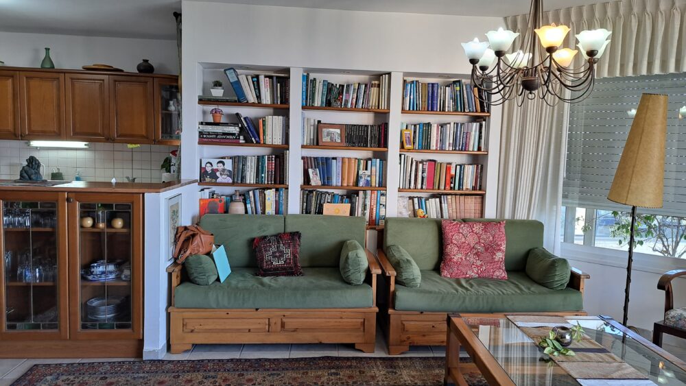 הספרייה אשר בסלון הדירה-בבית פרופ' עליזה שנהר (צילום: רחלי אורבך)