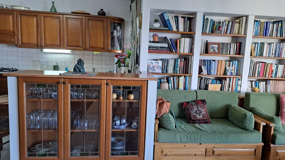 ארון כלי האירוח ומבט אל המטבח-בבית פרופ' עליזה שנהר (צילום: רחלי אורבך)