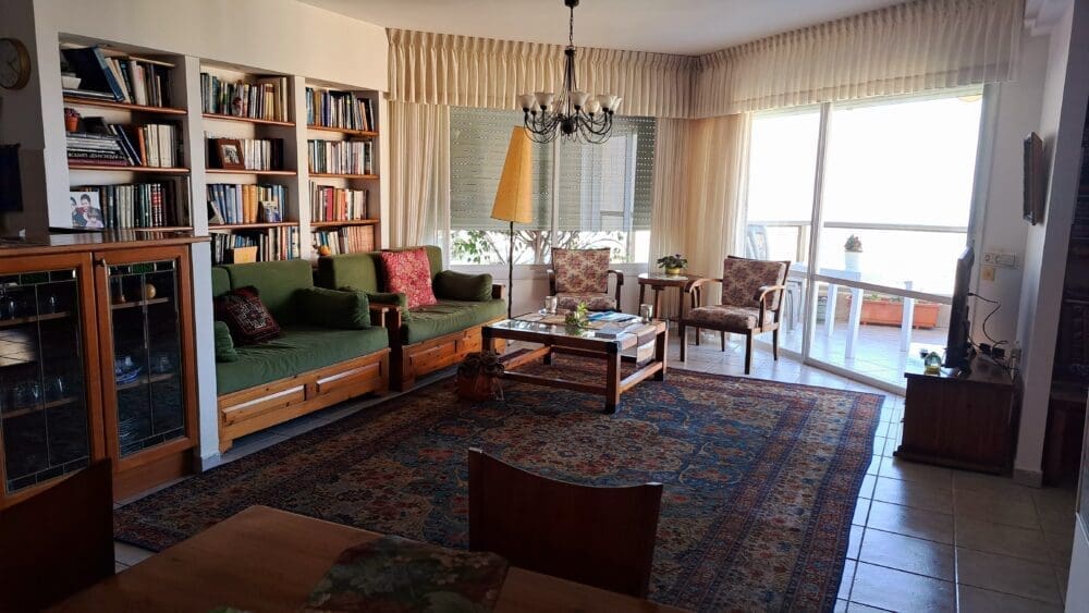 מרחב חדר המגורים- בבית פרופ' עליזה שנהר (צילום: רחלי אורבך)