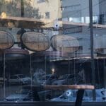 פגיעות ירי במאפיית ברדא, מתחם סירקין 21 – שוק תלפיות. (צילום: סמדר אדלשטיין)
