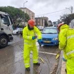 נזקי מזג האוויר בחיפה – עובדי חברת החשמל פועלים להחזרת זרם החשמל (צילום: יוסי וייס חברת החשמל)