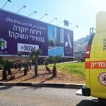 אמבולנס שהגיע למקום – גופת גבר נמצאה ברחוב חטיבת גולני (צילום: אלי דבי)