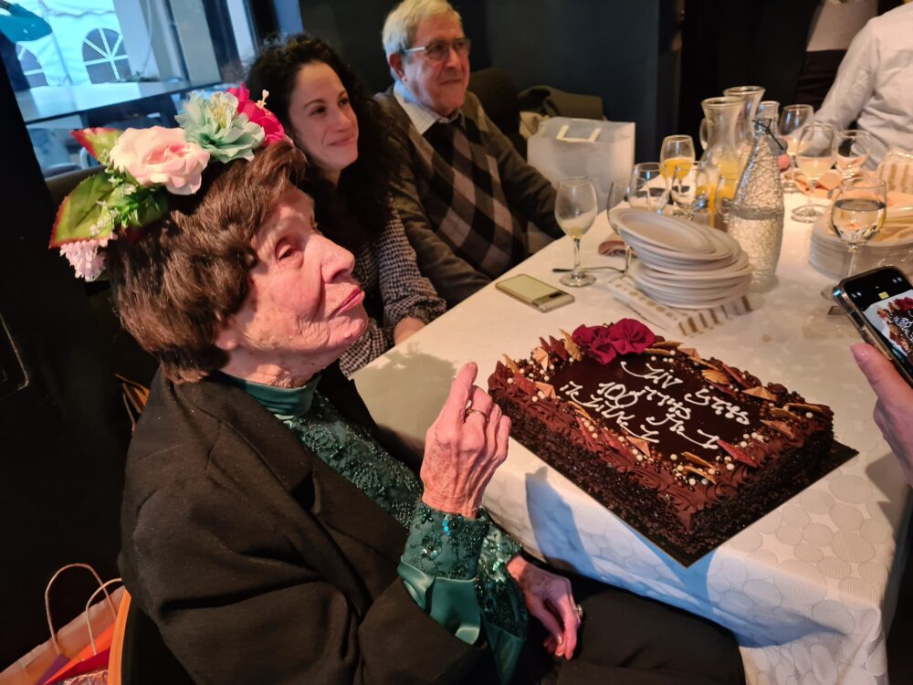 עוגת יום הולדת 100 למירה צ'רניאבסקי
צילום: יעל הורוביץ