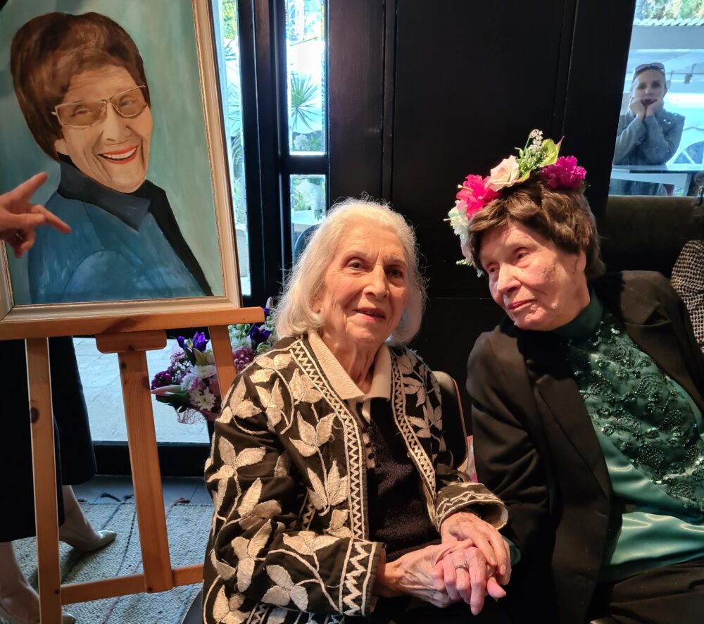 מירה וגלוריה ביום הולדת 100 למירה, חיפה, פברואר 2023.
צילום: יעל הורוביץ 