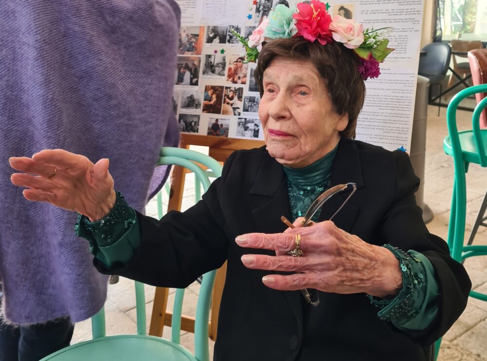 מירה צ'רניאבסקי מקבלת את אורחיה ביום הולדתה ה-100.
צילום: יעל הורוביץ